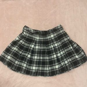 I’m selling a skater skirt size is large and has a zipper and button